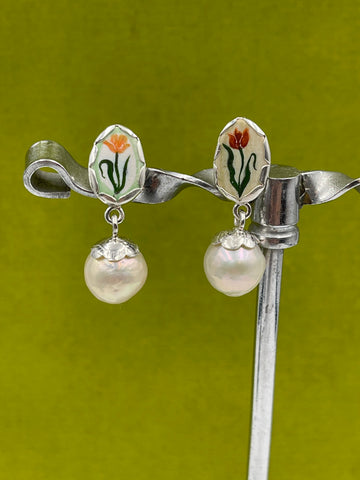 Tiny tulip earring with pearls pop