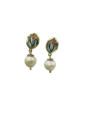Tiny tulips earrings in gold.