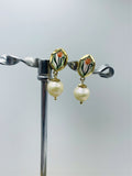 Tiny tulips earrings in gold.