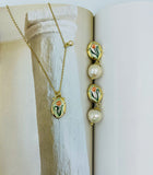 Tiny tulips earrings in gold.