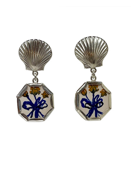 Shell earrings with tulips